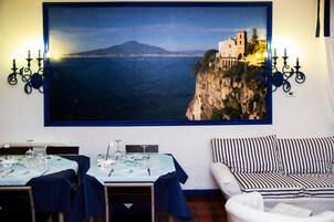 Se sirven desayunos y almuerzos; cocina mediterránea; con vista al mar