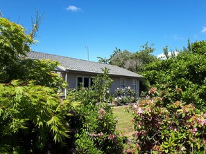 Iron/ironing board, free cots/infant beds, free WiFi, bed sheets - Edgewater Motel Te Anau (Te Anau)