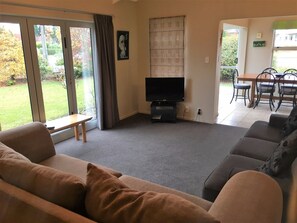 Villa – superior, 2 soverom, hageutsikt, hageområde | Oppholdsområde | LED-TV