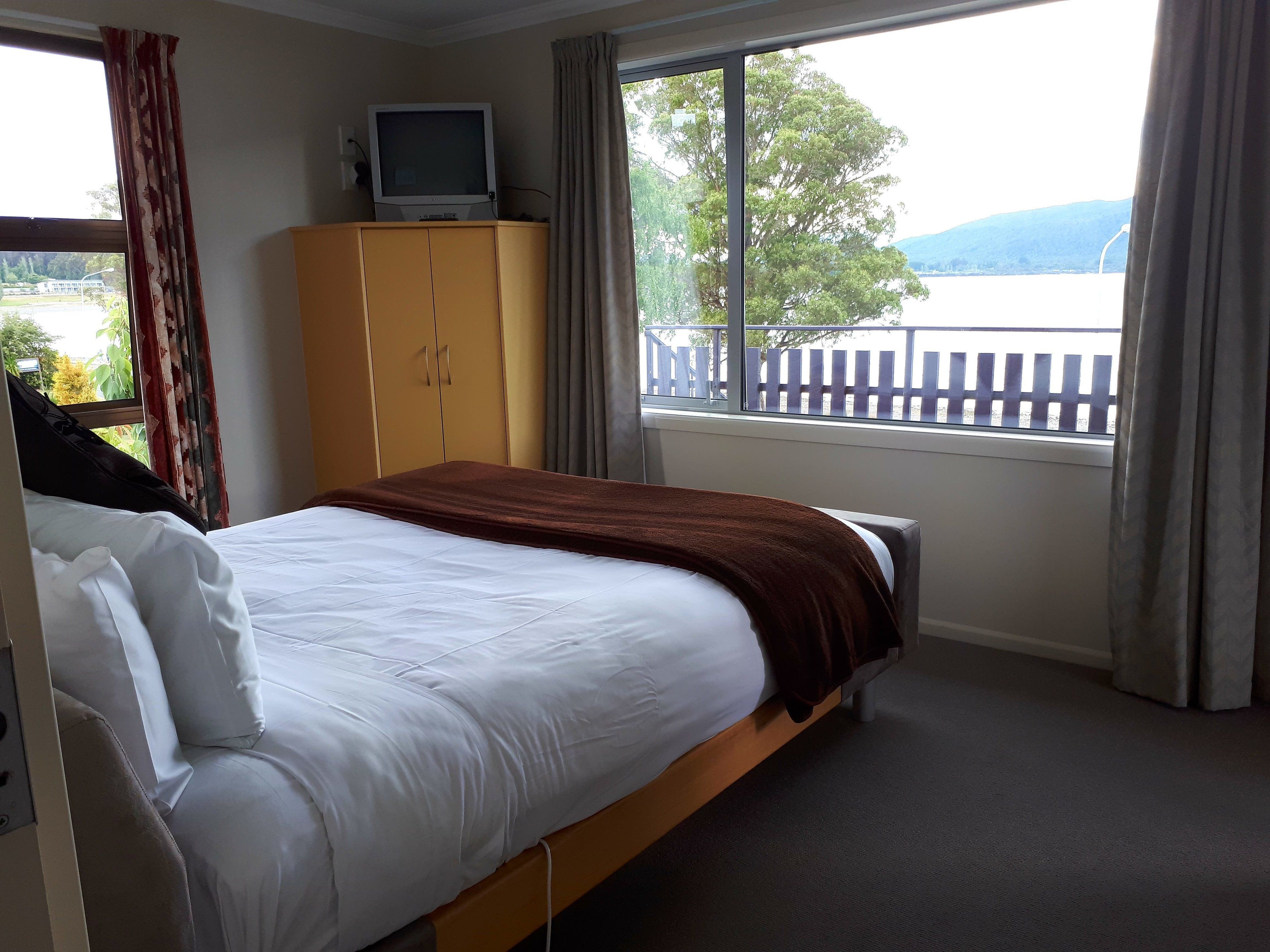 Standard Suite, 1 Bedroom, Non Smoking, Kitchenette (LAKEFRONT) | Iron/ironing board, free cribs/infant beds, free WiFi, bed sheets