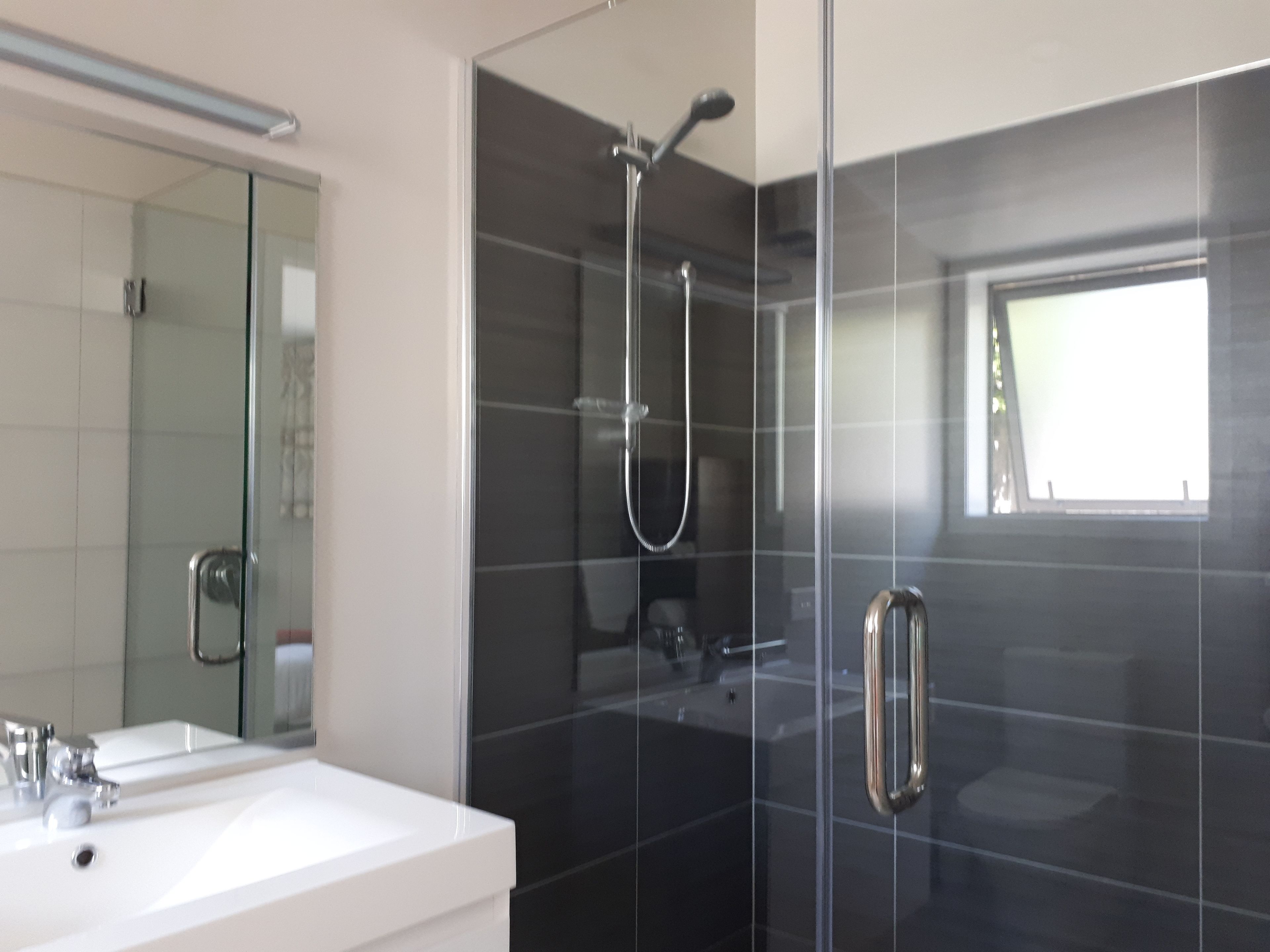 Suíte superior, 1 quarto, cozinha americana, no jardim | Banheiro | Chuveiro, produtos de toalete grátis, secador de cabelo 