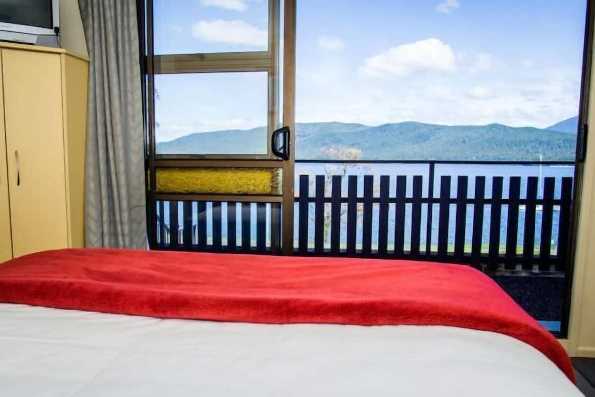 1 habitación, tabla de planchar con plancha y cunas gratuitas
