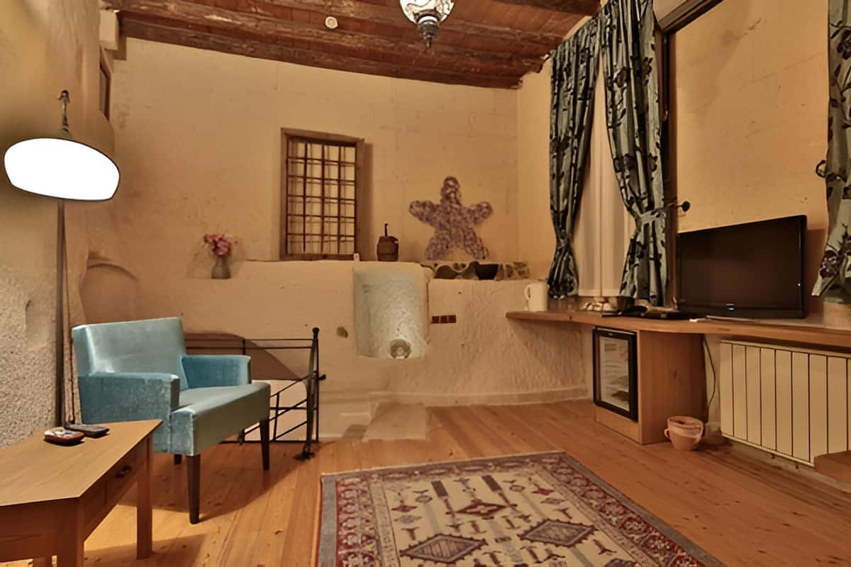 Honeymoon Cave Suit with Jacuzzi | Living area | LCD TV