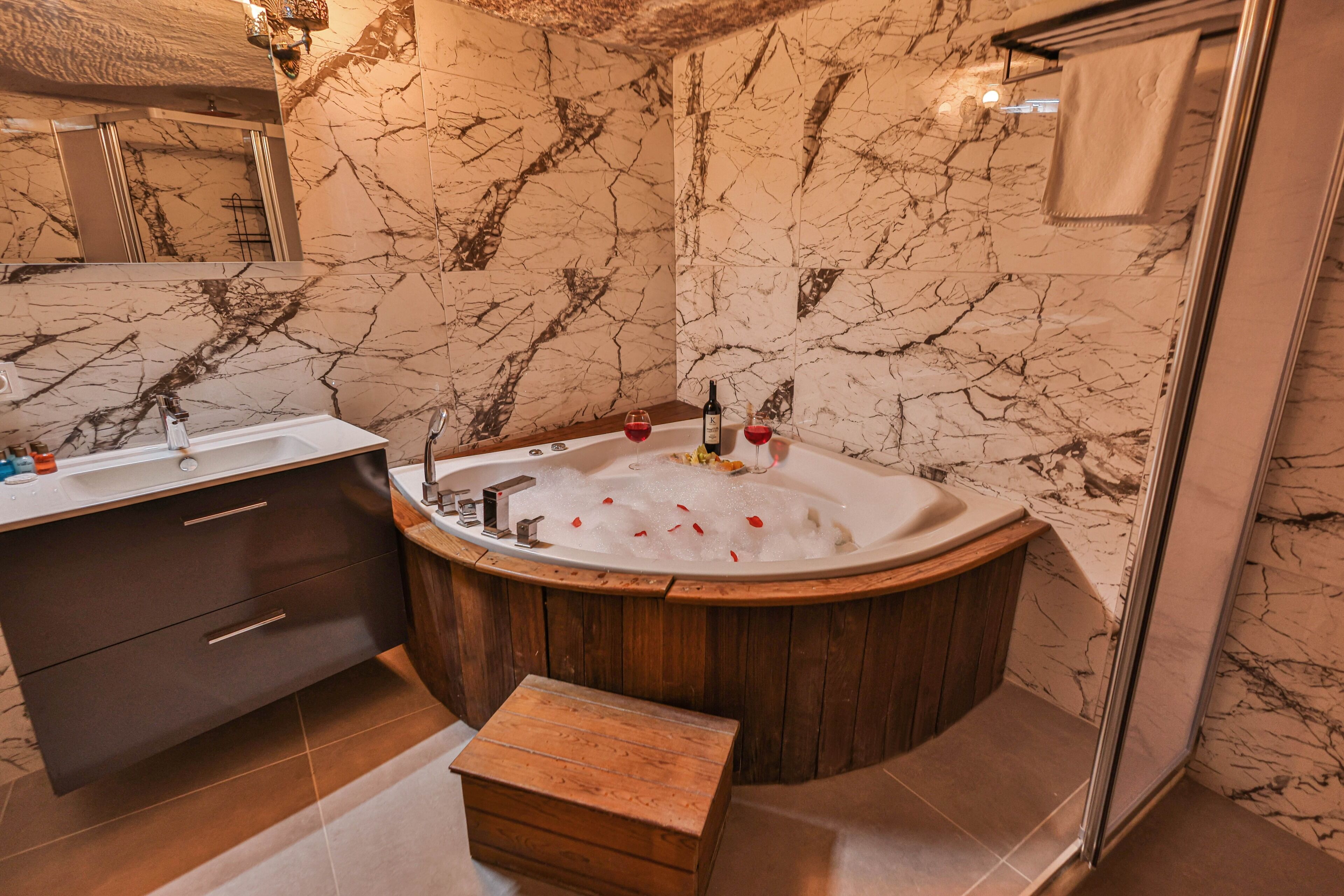 honeymoon cave suit with jacuzzi | private spa tub