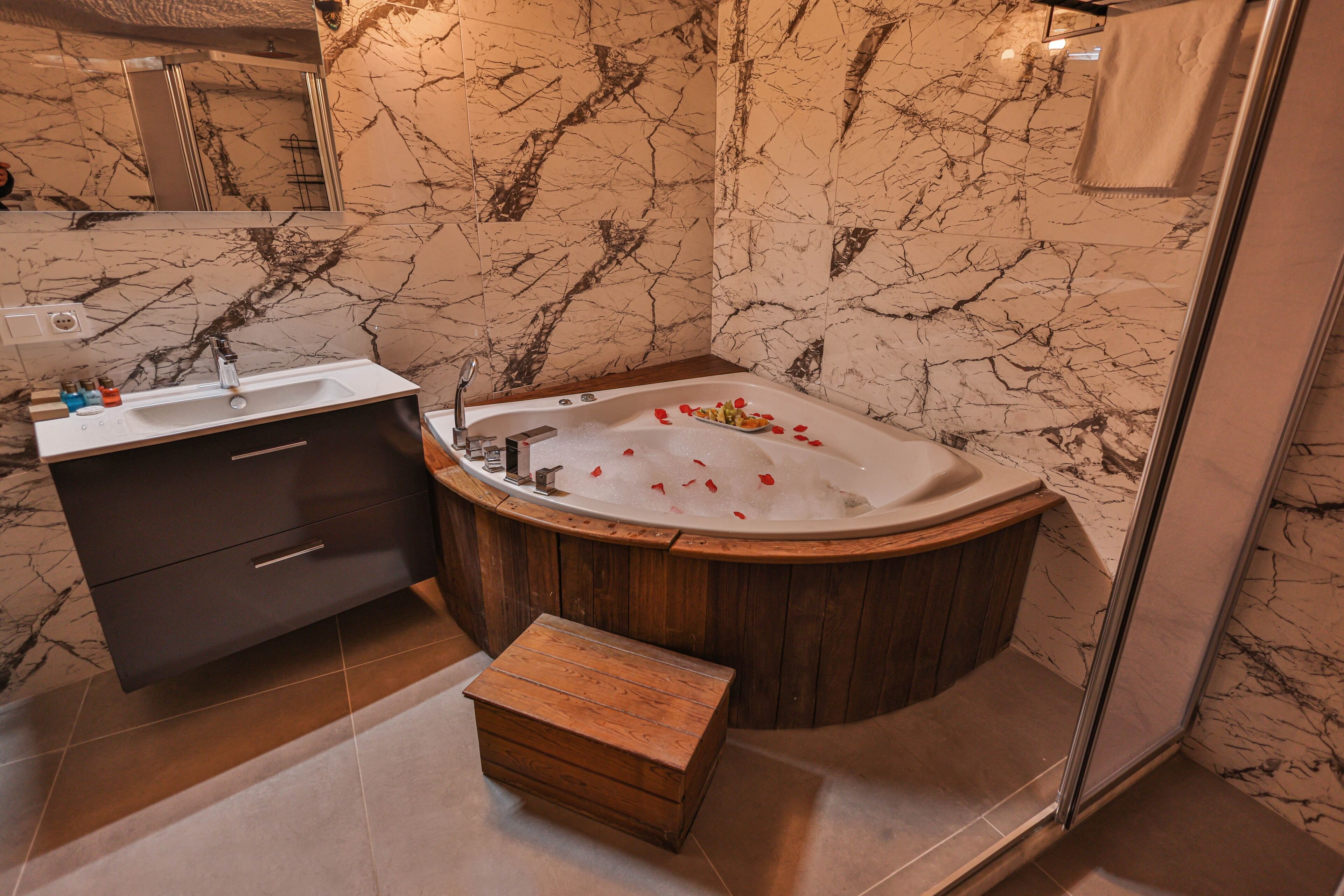 honeymoon cave suit with jacuzzi | jetted bathtub