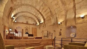 Family Cave Suite, 2 Bedrooms with Jacuzzi | Minibar (con algunos artículos gratuitos)