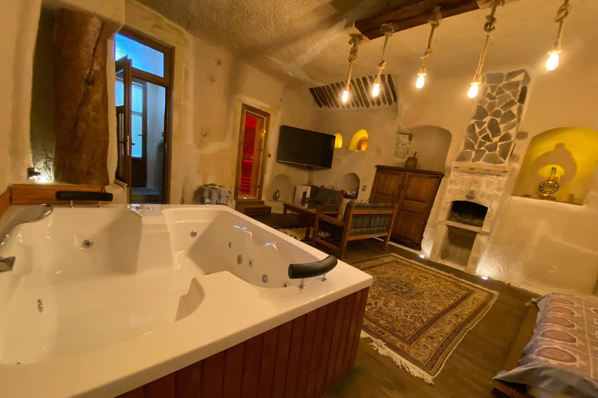 Deluxe Double Room | Minibar (some free items), laptop workspace, blackout drapes