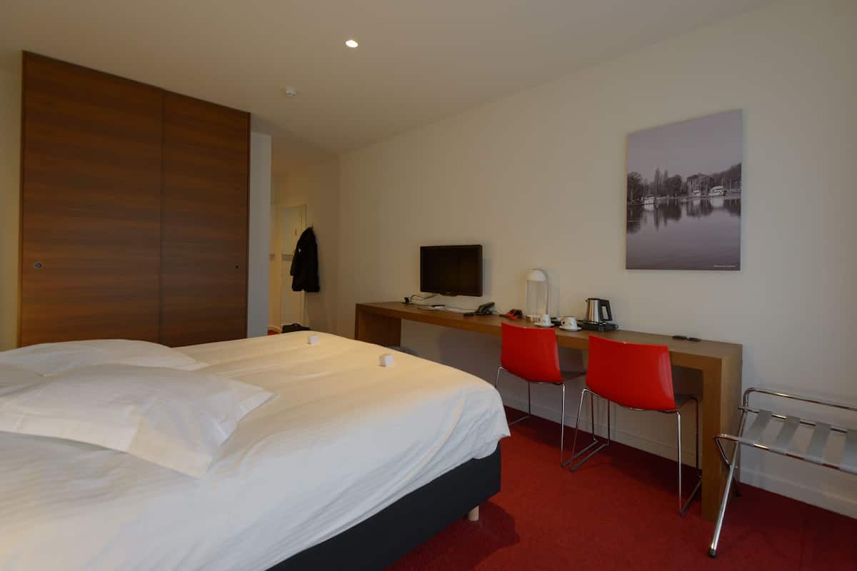 Double or Twin Room | Peralatan tempat tidur premium, katil Select Comfort, bar mini