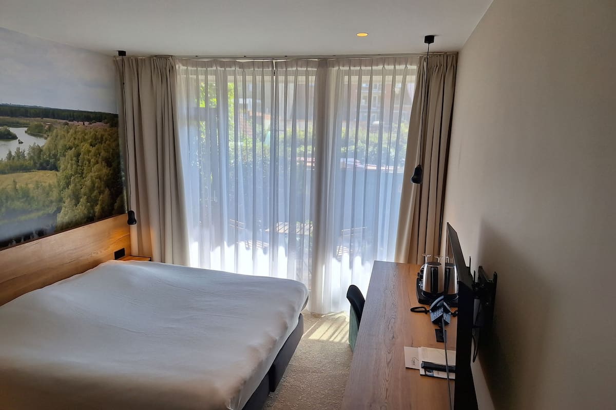 Double Small Room | Ropa de cama de alta calidad, camas Select Comfort y minibar