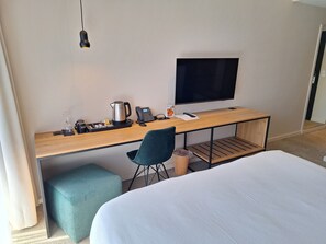 Habitación con 1 cama doble o 2 individuales | Ropa de cama de alta calidad, colchones Select Comfort, minibar