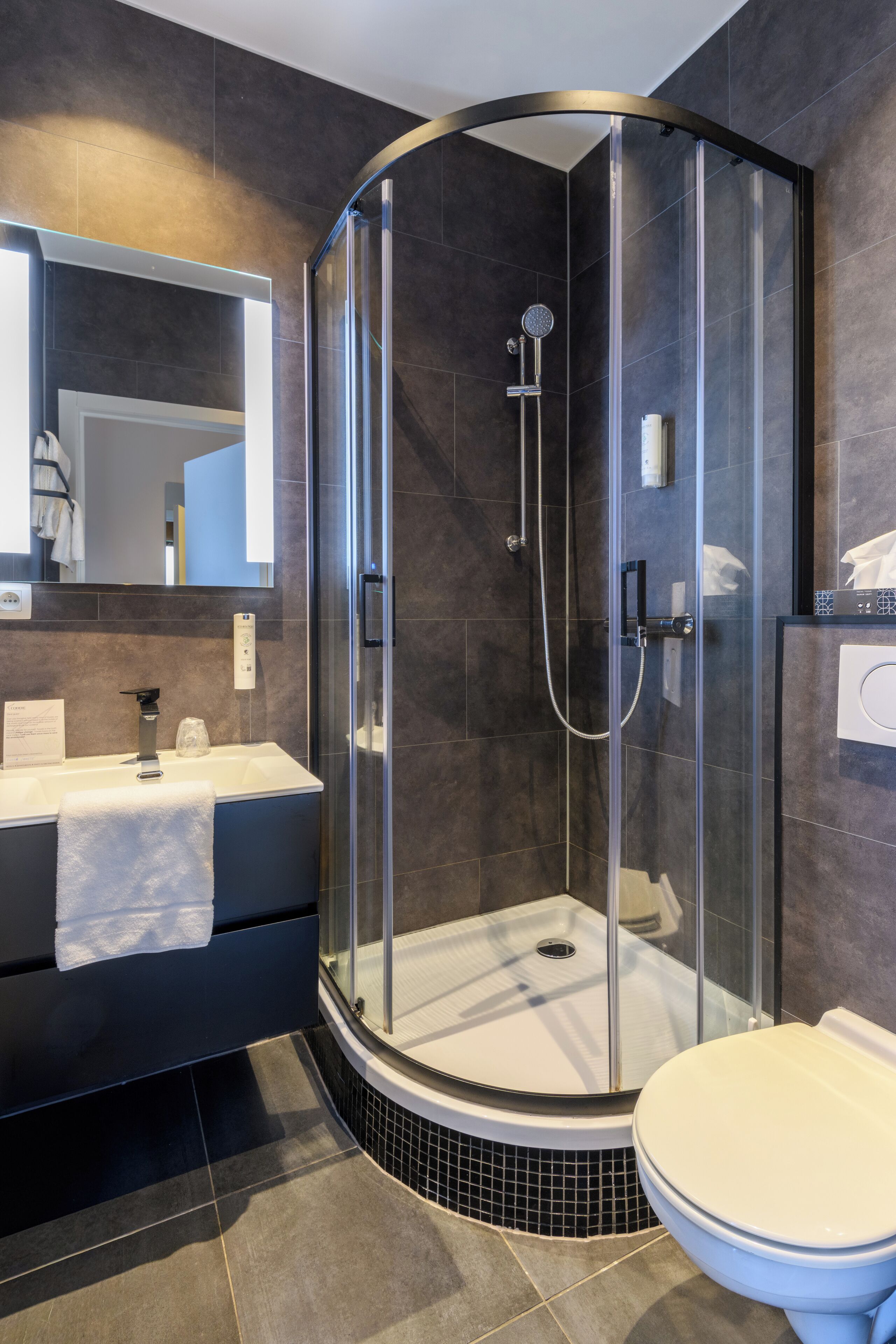 Combined shower/tub, hydromassage showerhead, free toiletries