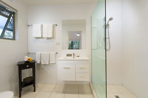 Bañera profunda, artículos de tocador gratuitos, secador de pelo