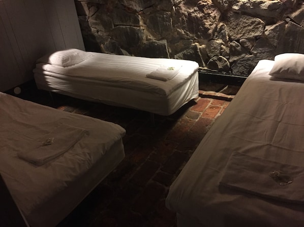 Exclusive Shared Dormitory, 3 Single Beds