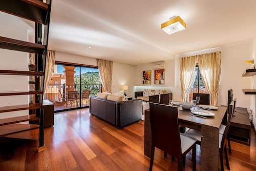 2 Bedroom Apartment Duplex | Zona de estar | Una televisión LCD, un reproductor de DVD