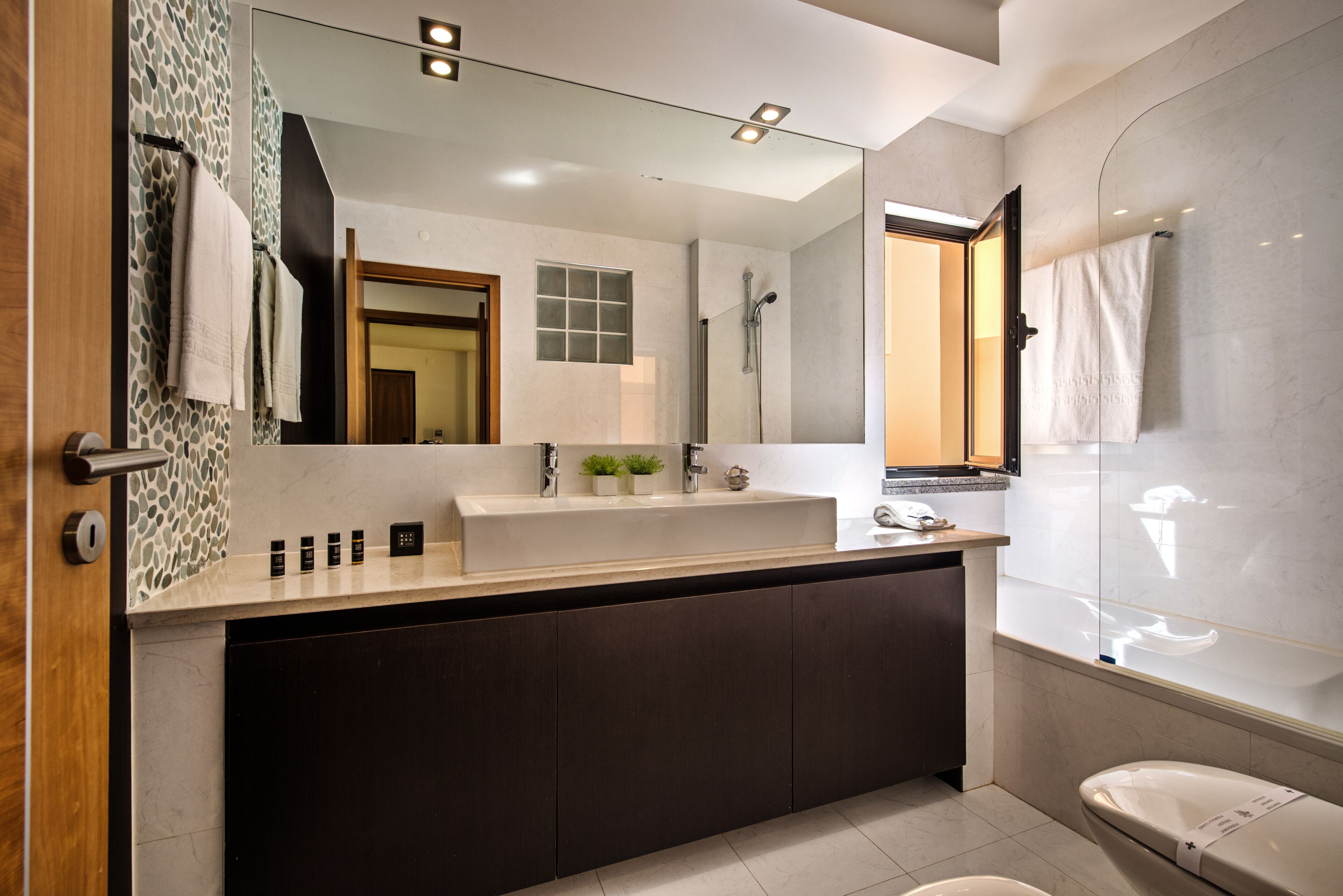 Combined shower/bathtub, hair dryer, towels