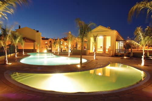2 outdoor pools, pool loungers