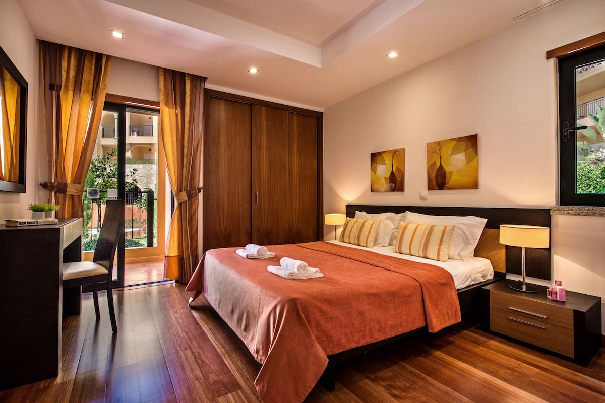 In-room safe, soundproofing, iron/ironing board, free WiFi