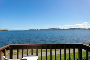 Lakefront Unit 6 People | Iron/ironing board, free WiFi, bed sheets
