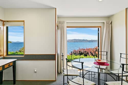 Lakefront Unit 6 People | In-room dining