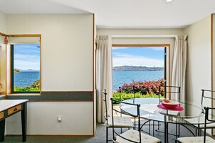 客房 (Lakefront Unit 6 People) | 客房内用餐