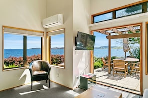 Kamer (Lakefront Unit 6 People) | Woonruimte | Een 32-inch lcd-televisie met digitale zenders en televisie