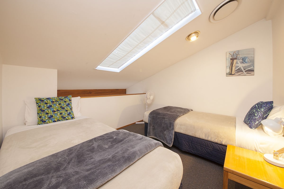 Economy Family Unit 6 People | Iron/ironing board, free WiFi, bed sheets