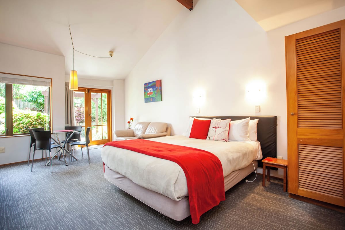 Une chambre à coucher avec un lit, un bureau et des chaises.