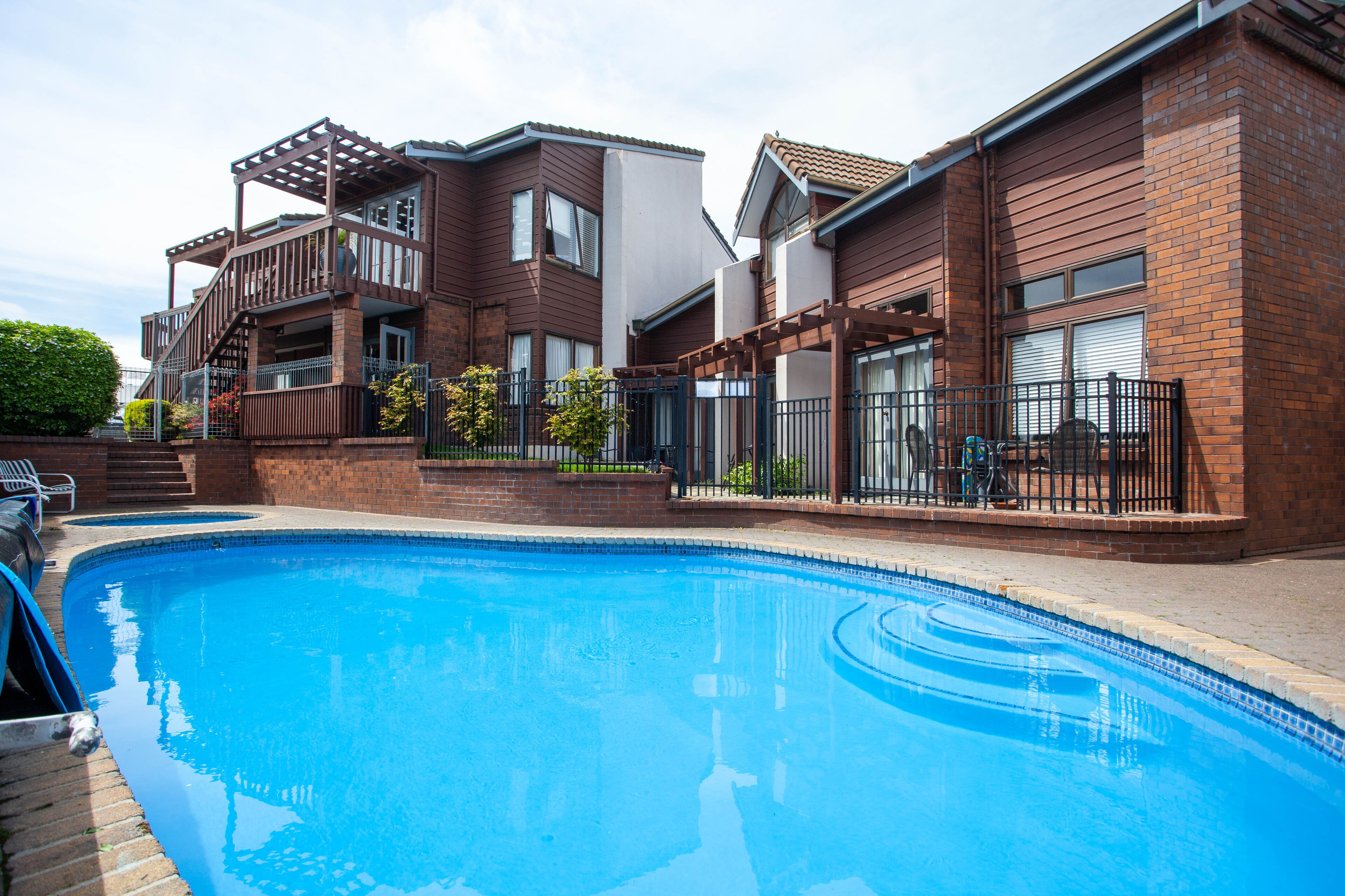 สระว่ายน้ำกลางแจ้ง