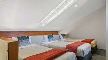 Tabla de planchar con plancha, wifi gratis y ropa de cama