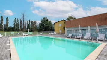 Alberca al aire libre por temporada y sombrillas en la alberca