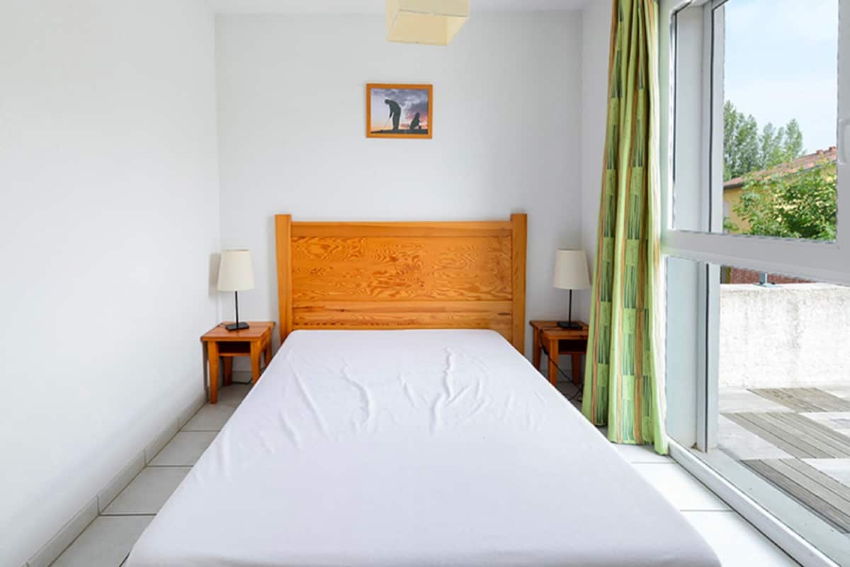 Blackout curtains, soundproofing, free cots/infant beds, WiFi