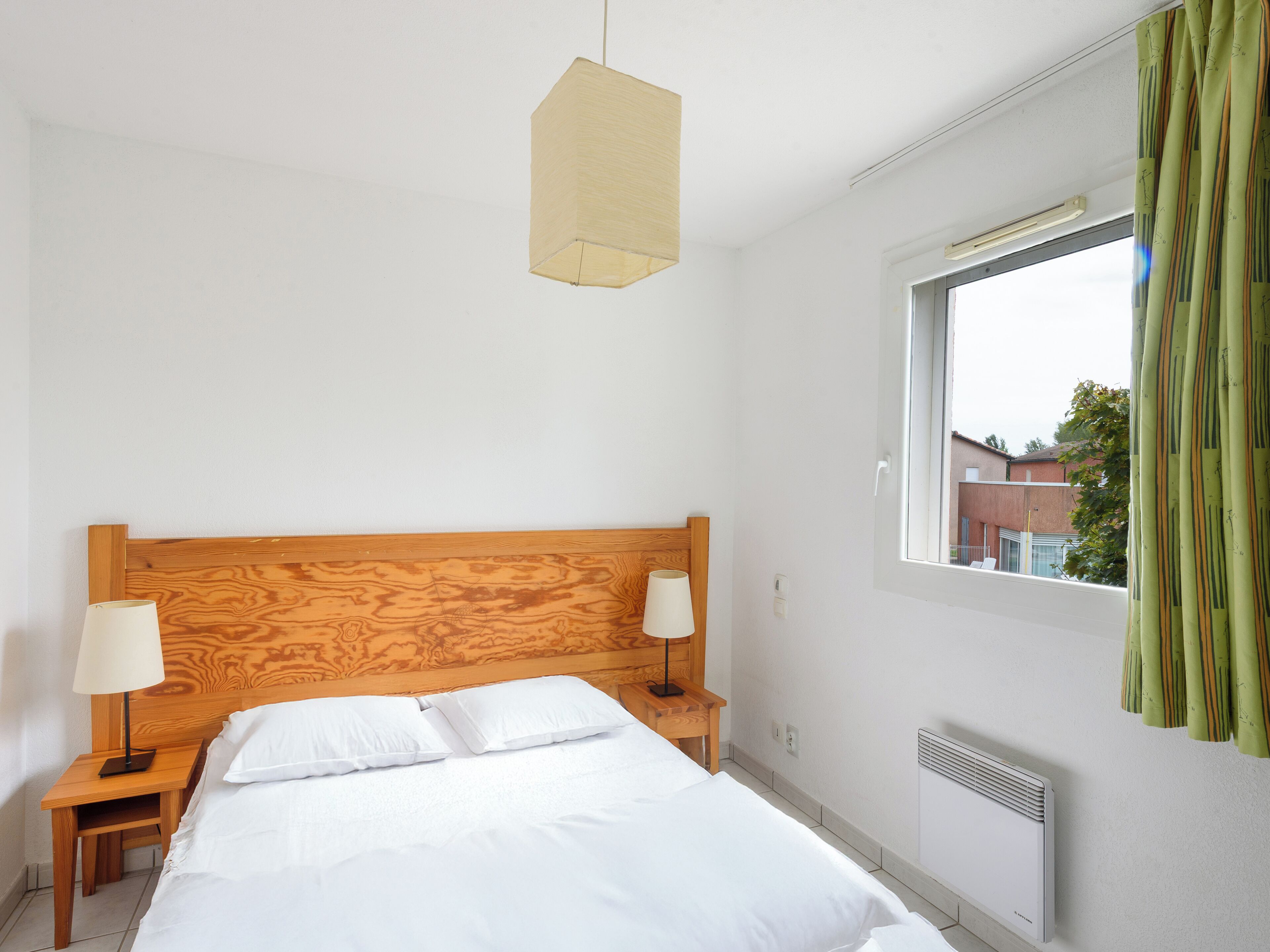 Verdunkelungsvorhänge, schallisolierte Zimmer, kostenlose Babybetten