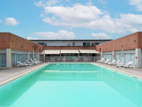Außenpool (je nach Saison geöffnet), Sonnenschirme, Liegestühle. Le Domaine Du Green - Vacancéole