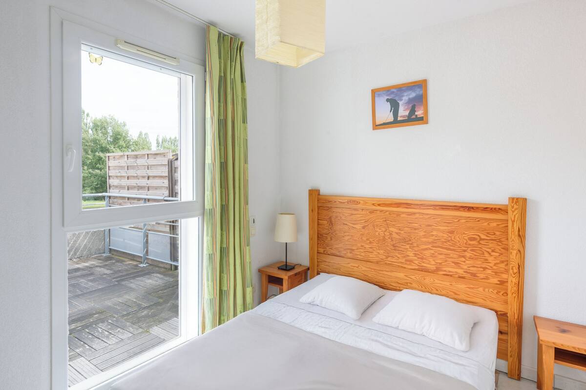 Blackout curtains, soundproofing, free cots/infant beds, WiFi