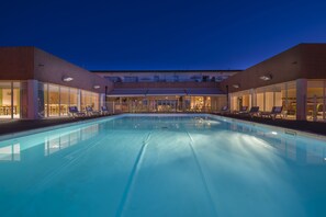 Piscine extérieure (ouverte en saison), parasols de plage