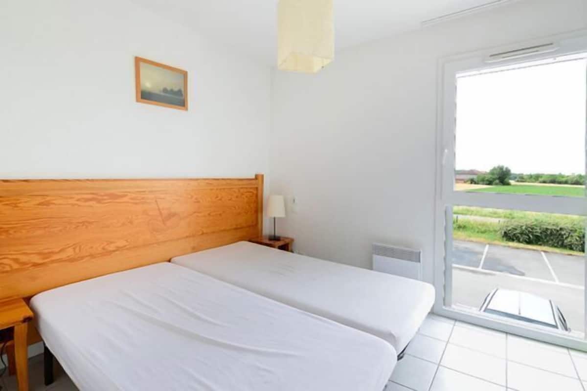 Verduisterende gordijnen, geluiddichte muren, gratis babybedden, wifi
