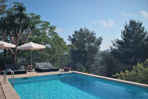 시즌별로 운영되는 야외 수영장, 수영장 파라솔, 일광욕 의자