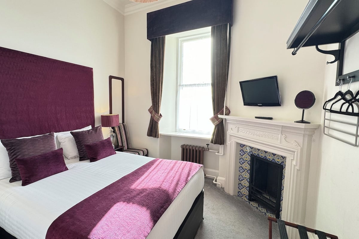 Double Room (Small Kilravock) | Soundproofing, bed sheets