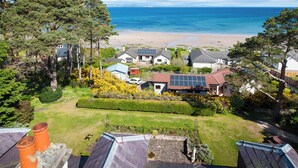 A coastal residential area with houses, a beach, and a view of the sea. - Invernairne Guest House (Nairn)