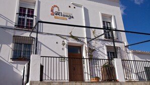Un edificio blanco con un cartel que dice "Alange".