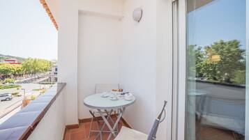 Habitación doble superior, balcón | 1 dormitorio, colchones con acolchado adicional, caja fuerte