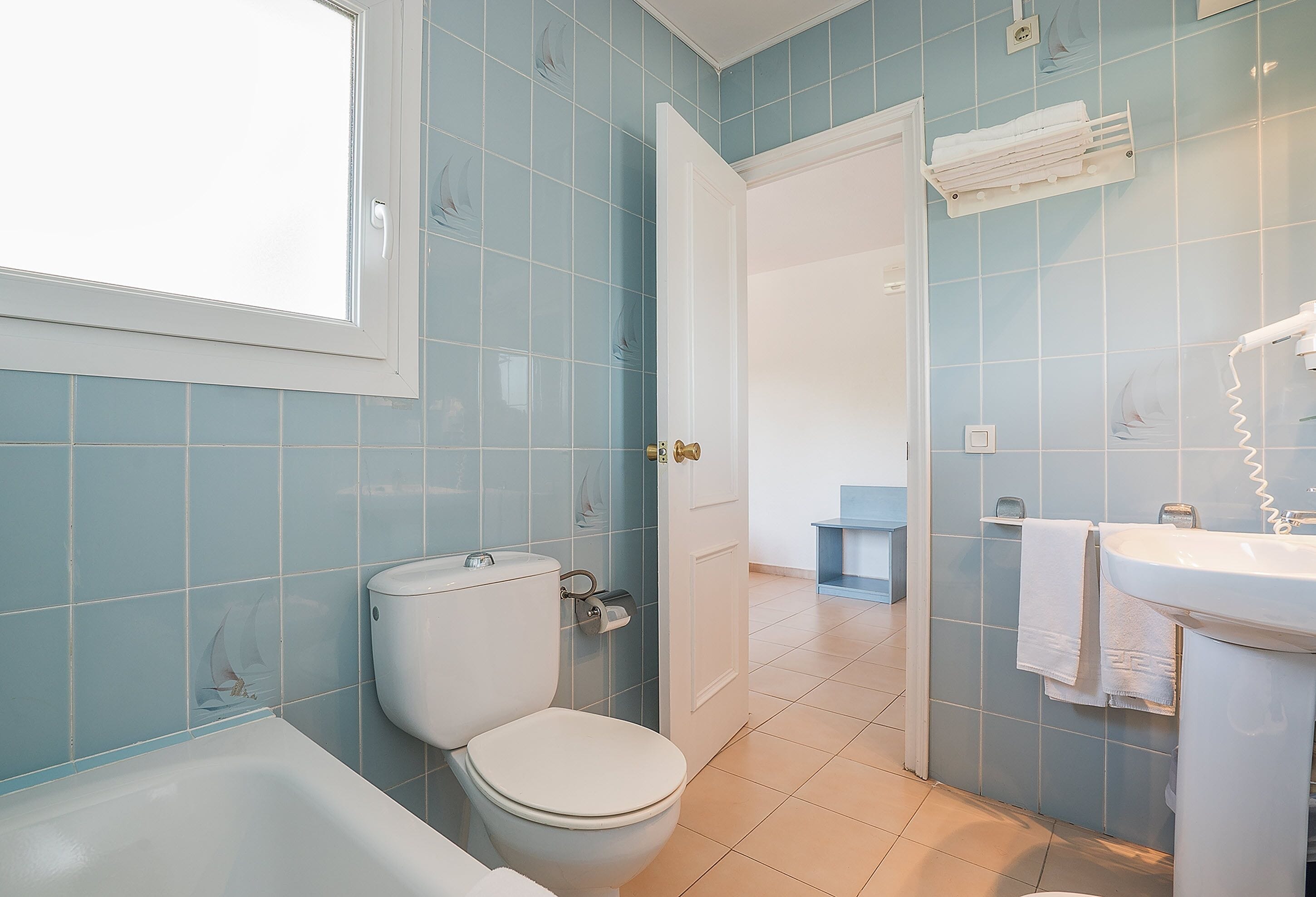 bathtub, deep-soaking bathtub, free toiletries, hair dryer