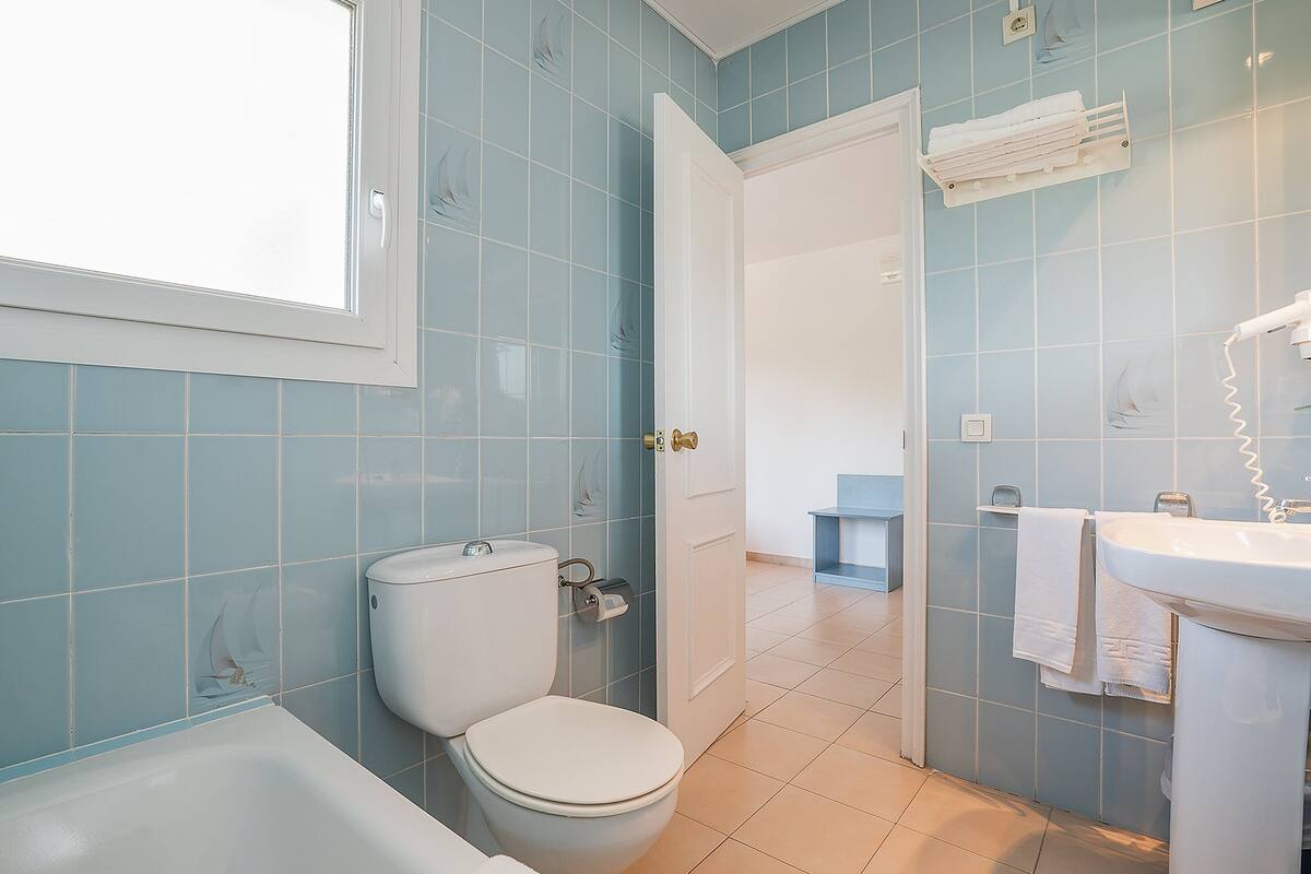 bathtub, deep-soaking bathtub, free toiletries, hair dryer