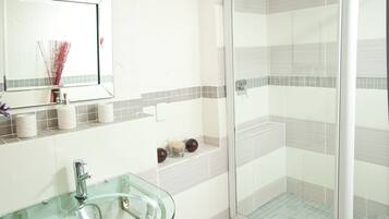 Dusche, Haartrockner, Handtücher