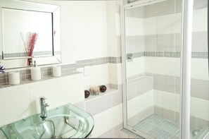 تجهيزات دش، مجففات شعر، مناشف