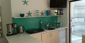 Fridge, microwave, coffee/tea maker, electric kettle - a'Vue Guesthouse (Cape Town)
