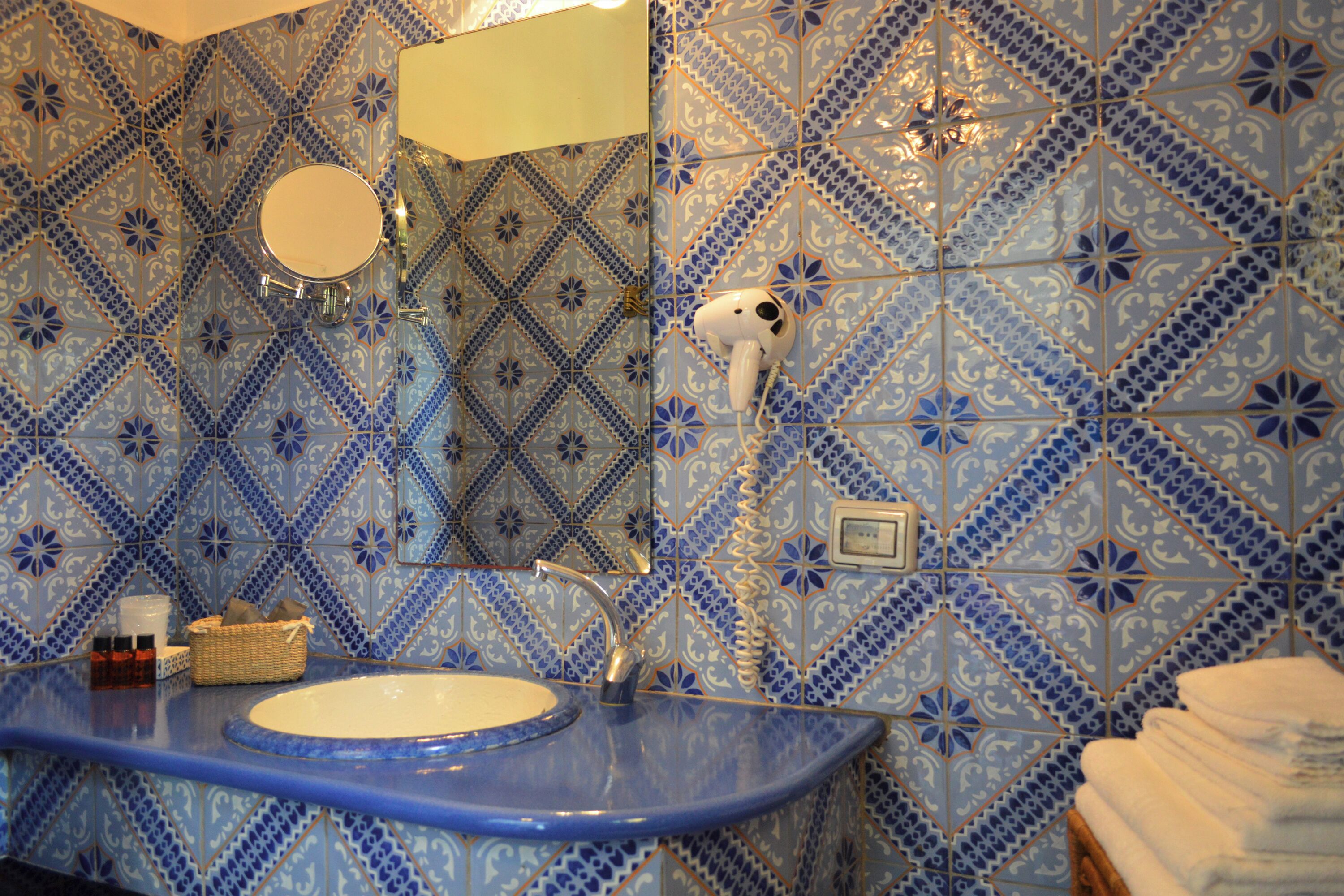 superior triple room | bathroom | shower, rainfall showerhead, free toiletries, hair dryer