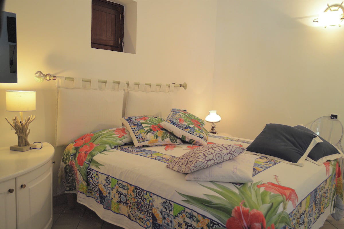 Standaard tweepersoonskamer | Een minibar, een kluis op de kamer, gratis wifi, beddengoed