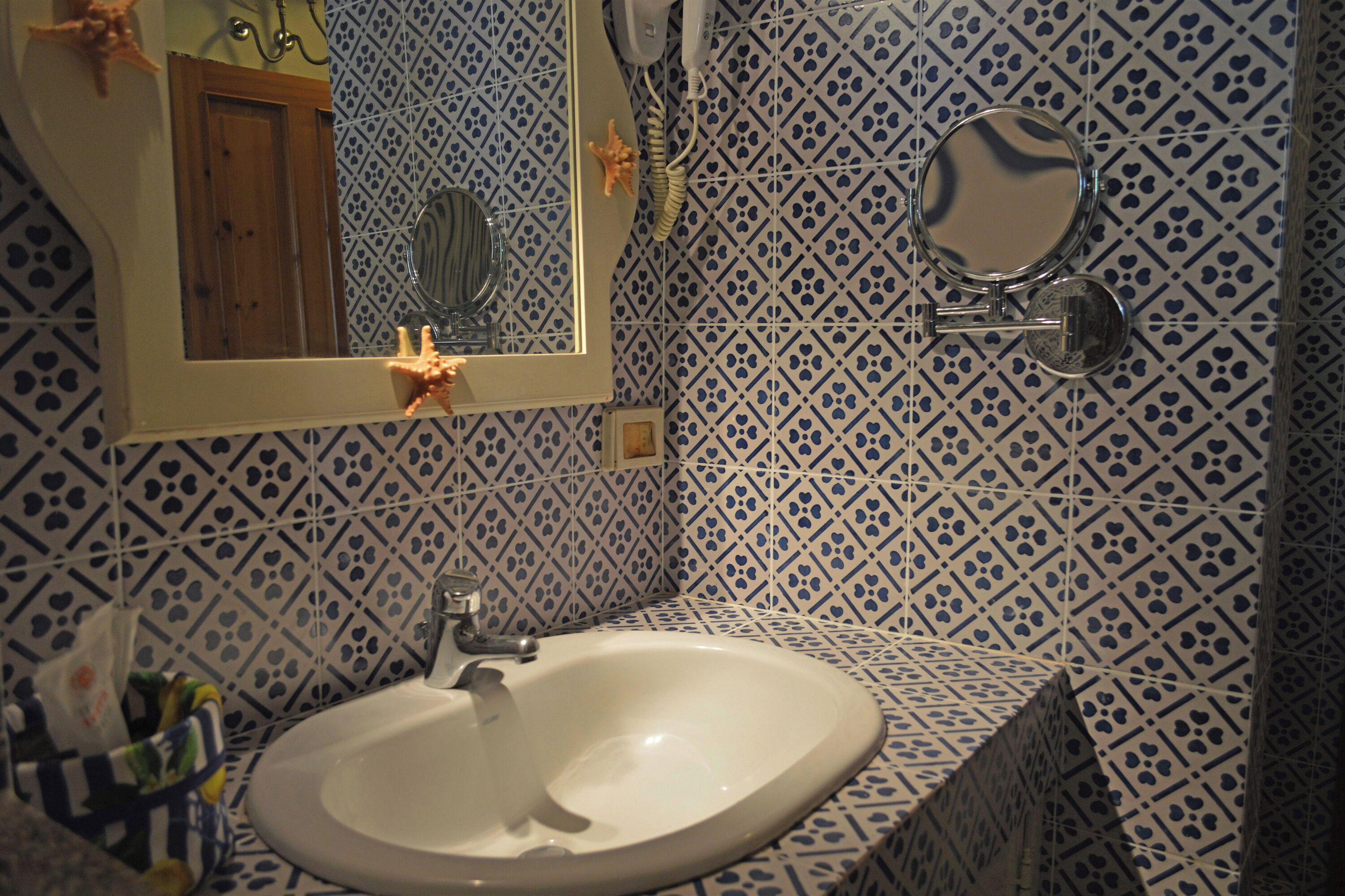 standard triple room | bathroom | shower, rainfall showerhead, free toiletries, hair dryer