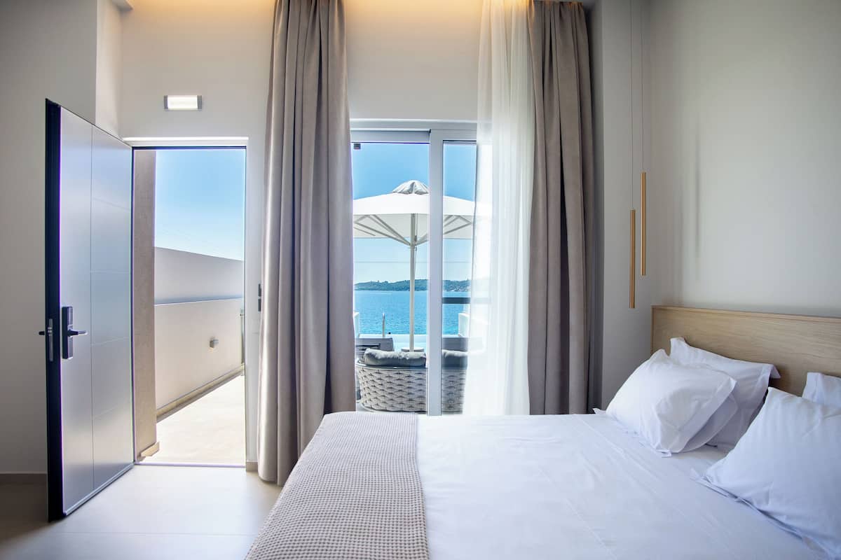 junior room | hypo-allergenic bedding, minibar, in-room safe, desk